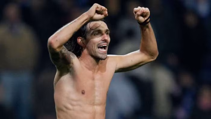 Tiền đạo Denny của Zenit cởi áo ăn mừng sau trận hòa 0-0 trước Porto. Đội bóng nước Nga lọt vào vòng knock-out Tiền đạo Denny của Zenit cởi áo ăn mừng sau trận hòa 0-0 trước Porto. Đội bóng nước Nga lọt vào vòng knock-out