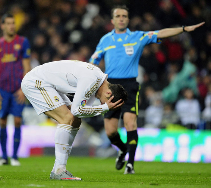 Ronaldo bỏ lỡ một cơ hội trong hiệp 1 Ronaldo bỏ lỡ một cơ hội trong hiệp 1