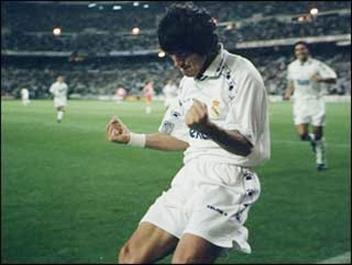 Ivan Zamorano (7/1/1995, Santiago Bernabeu, Real Madrid 5-0 Barcelona): Trong suốt 4 năm gắn bó với sân Bernabeu, tiền đạo người Chile đã ghi rất nhiều bàn thắng cho Real song đáng nhớ nhất vẫn là cú hat-trick vào lưới Barca mùa giải 1994/95. Ivan Zamorano (7/1/1995, Santiago Bernabeu, Real Madrid 5-0 Barcelona): Trong suốt 4 năm gắn bó với sân Bernabeu, tiền đạo người Chile đã ghi rất nhiều bàn thắng cho Real song đáng nhớ nhất vẫn là cú hat-trick vào lưới Barca mùa giải 1994/95.