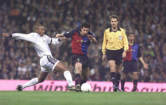 El Clasico cuối cùng của Figo trong màu áo Barcelona mùa 1999-2000. Không ai nghĩ ra được rằng sau đó Figo trở thành một Judas. El Clasico cuối cùng của Figo trong màu áo Barcelona mùa 1999-2000. Không ai nghĩ ra được rằng sau đó Figo trở thành một Judas.