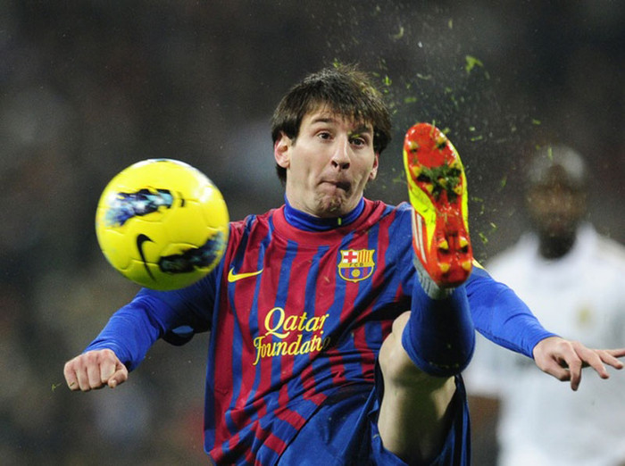 Cuối hiệp 1, trọng tài suýt nữa rút thẻ vàng thứ hai với Messi sau một pha phạm lỗi, nhưng lại quyết định đổi ý Cuối hiệp 1, trọng tài suýt nữa rút thẻ vàng thứ hai với Messi sau một pha phạm lỗi, nhưng lại quyết định đổi ý