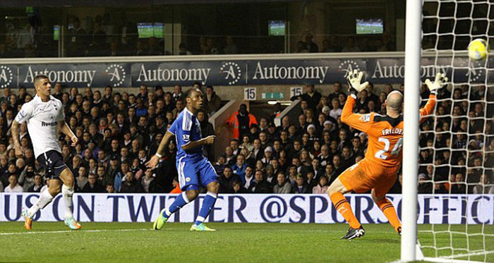 Drogba "số đen" khi sút trúng cột dọc Tottenham Drogba "số đen" khi sút trúng cột dọc Tottenham