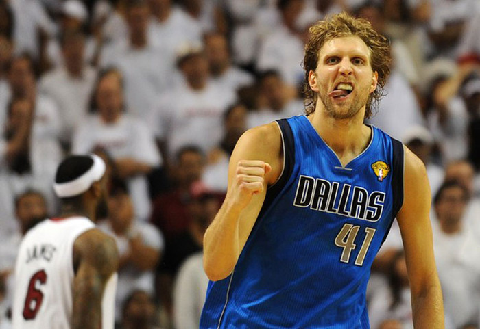 Dirk Nowitzki của đội Dallas Mavericks thè lưỡi ăn mừng sau khi ghi điểm trước đối thủ Miami Heat ở trận thứ 6 trong loạt trận chung kết tranh chức vô địch NBA ngày 12/6/2011. Mavericks chiến thắng với tỷ số 105 – 95 để thắng loạt chung kết 4-2 và đoạt chức vô địch NBA đầu tiên trong lịch sử. Cách ăn mừng của Nowitzki giống hệt với huyền thoại bóng rổ Michael Jordan khi còn thi đấu.
