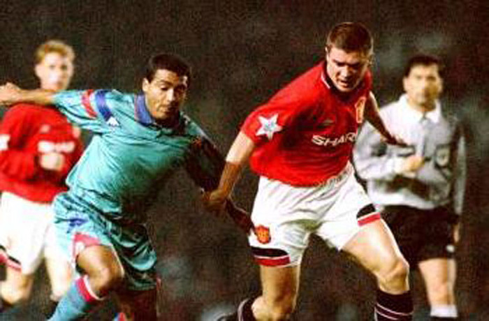 Barcelona 4-0 MU (1994-1995): MU lần đầu tiên có mặt tại Champions League và thể hiện phong độ tương đối ấn tượng trên sân nhà. Tuy nhiên họ không thắng nổi trận nào trên sân khách và “bầy chim non” của Ferguson bị Barca của bộ 3 Stoichkov, Hagi và Romario bắn rơi với thất bại 0-4 ở Nou Camp. Barcelona 4-0 MU (1994-1995): MU lần đầu tiên có mặt tại Champions League và thể hiện phong độ tương đối ấn tượng trên sân nhà. Tuy nhiên họ không thắng nổi trận nào trên sân khách và “bầy chim non” của Ferguson bị Barca của bộ 3 Stoichkov, Hagi và Romario bắn rơi với thất bại 0-4 ở Nou Camp.