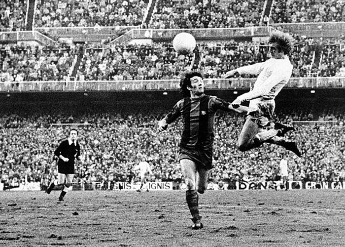 Henning Jensen bay cao với Real trong 3 mùa giải và đoạt 2 chức vô địch La Liga. Anh đóng góp bàn thắng trong trận El Clasico mùa 1976-77.