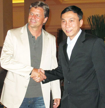 Cơn giận của người hâm mộ bóng đá Việt Nam sẽ phải bị dội xuống một trong hai người này