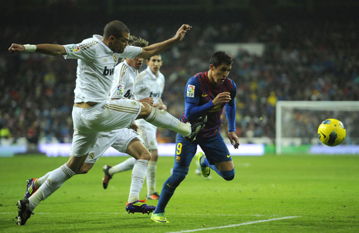 Sau bàn gỡ hòa, Sanchez ngay lập tức được hậu vệ Real chăm sóc Sau bàn gỡ hòa, Sanchez ngay lập tức được hậu vệ Real chăm sóc