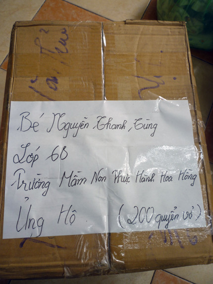 Bé Nguyễn Thanh Tùng, học sinh lớp 6B trường Mầm non thực hành Hoa Hồng ủng hộ các bạn miền núi 200 quyển vở