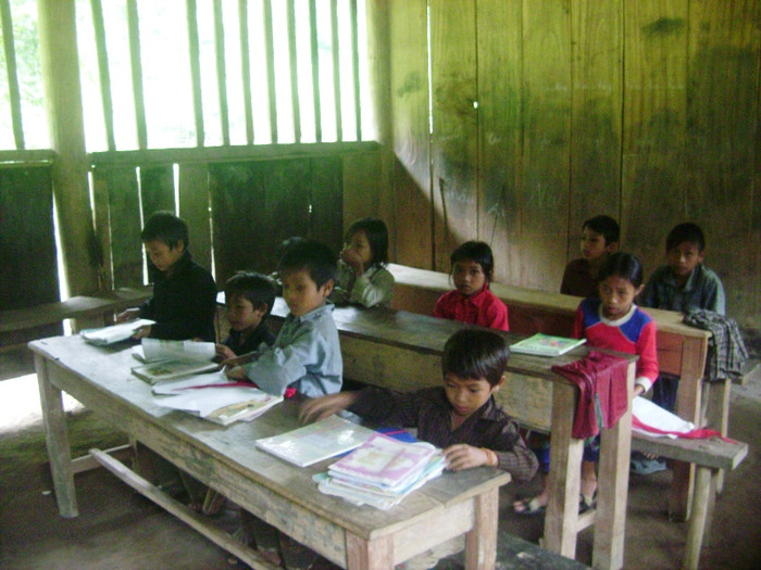 Ngôi trường bằng gỗ đã mục nát không che nổi những cơn gió lạnh khi mùa đông đang đến gần. Có những hôm do quá rét, các em lại không có quần áo mặc đủ ấm nên nhiều em không thể học nổi Ngôi trường bằng gỗ đã mục nát không che nổi những cơn gió lạnh khi mùa đông đang đến gần. Có những hôm do quá rét, các em lại không có quần áo mặc đủ ấm nên nhiều em không thể học nổi