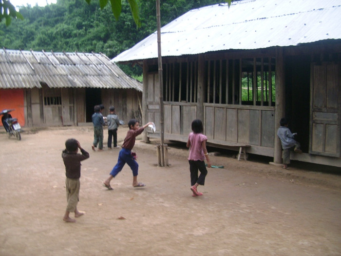 Sau khi sưởi ấm và hong khô đồ, các em nhanh chân vào lớp để học Sau khi sưởi ấm và hong khô đồ, các em nhanh chân vào lớp để học