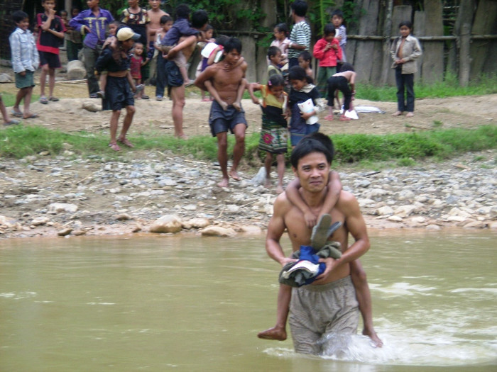 Thầy Phan Văn Khanh (đã công tác 4 năm ở đây) đang cõng học sinh qua suối. Thầy Phan Văn Khanh (đã công tác 4 năm ở đây) đang cõng học sinh qua suối.