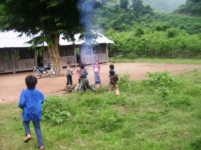 …và nhanh chân chạy vào đống lửa mà các thầy cô đã chuẩn bị sẵn cho các em sưởi ấm …và nhanh chân chạy vào đống lửa mà các thầy cô đã chuẩn bị sẵn cho các em sưởi ấm