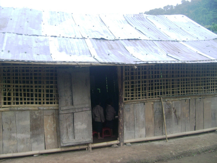 Phòng học của các em mẫu giáo trông như một mái lều bằng tre nứa Phòng học của các em mẫu giáo trông như một mái lều bằng tre nứa