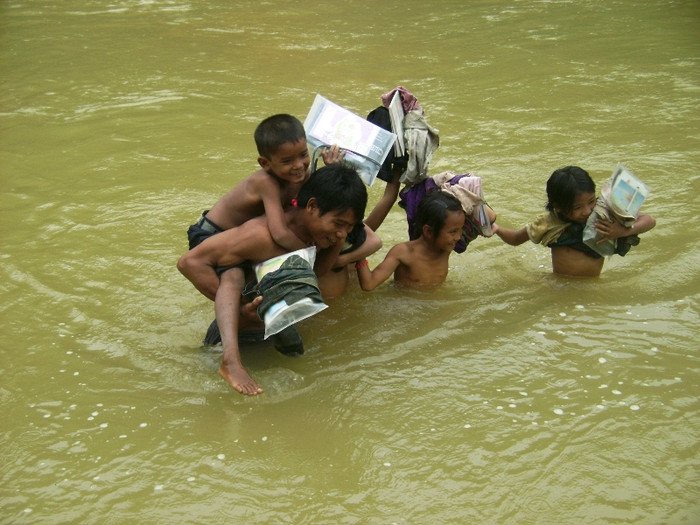 Cám cảnh hơn khi những em bé gái cũng mình truồng lội qua suối để đến lớp Cám cảnh hơn khi những em bé gái cũng mình truồng lội qua suối để đến lớp
