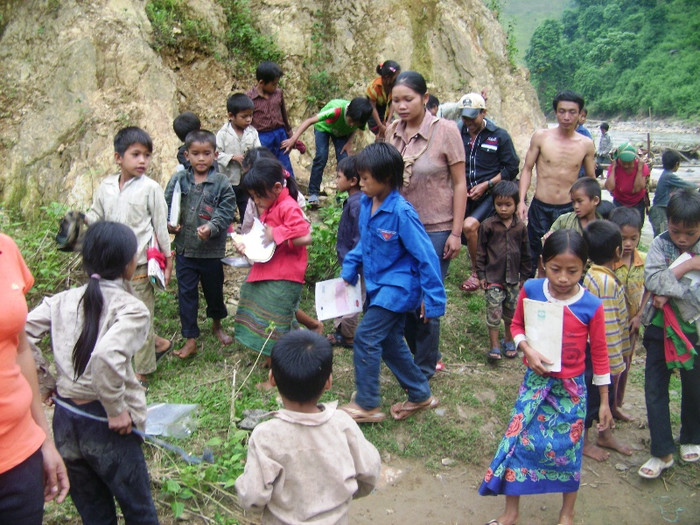 Sau khi qua bên này bờ, các em thay quần áo ướt để chuẩn bị vào lớp Sau khi qua bên này bờ, các em thay quần áo ướt để chuẩn bị vào lớp