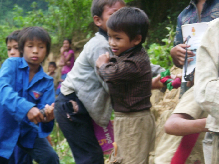 Nhiều em không có nổi quần áo để thay, đành phải vắt quần áo ướt để mặc lại… Nhiều em không có nổi quần áo để thay, đành phải vắt quần áo ướt để mặc lại…