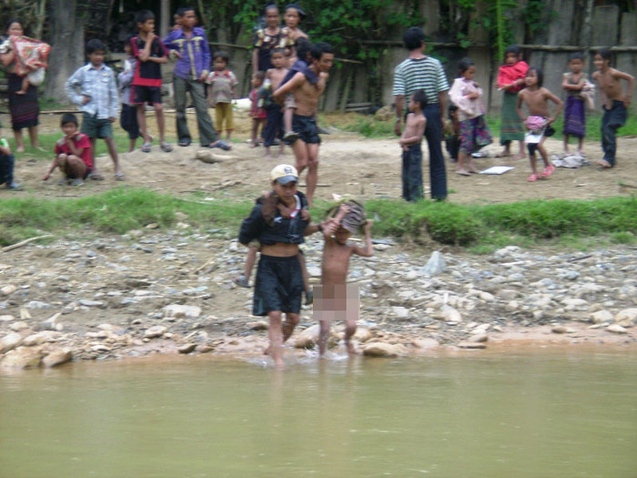 Hàng ngày, cứ đến giờ đi học, các em lại tập trung bên kia bờ suối để chờ các thầy sang đón Hàng ngày, cứ đến giờ đi học, các em lại tập trung bên kia bờ suối để chờ các thầy sang đón