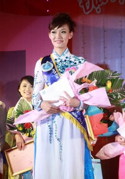 Nguyễn Thị Thùy Dương, sinh viên K44 Toán Tin đoạt giải Á khôi 1 Nguyễn Thị Thùy Dương, sinh viên K44 Toán Tin đoạt giải Á khôi 1