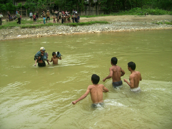 Đây là công việc hàng ngày của các thầy cô nơi đây, không kể mùa đông hay mùa hè Đây là công việc hàng ngày của các thầy cô nơi đây, không kể mùa đông hay mùa hè