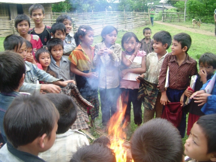 Mặc dù mùa đông mới chớm đến nhưng ở điểm trường cao này, những cơn gió đông buốt giá đã kéo đến sớm hơn những nơi khác. Mặc dù mùa đông mới chớm đến nhưng ở điểm trường cao này, những cơn gió đông buốt giá đã kéo đến sớm hơn những nơi khác.