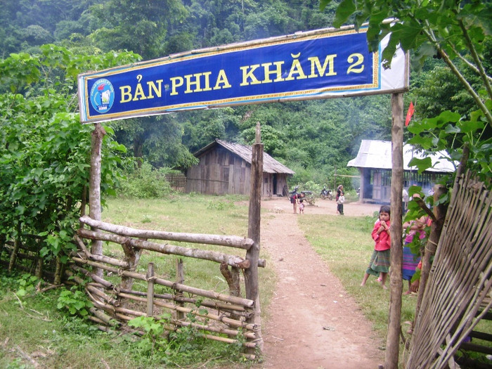 Cả điểm trường có 40 HS. Tất cả đều là con em đồng bào dân tộc Khơ – Mú ở bản Phia Khắm 2, xã Bắc Lý, huyện Kỳ Sơn. Cả điểm trường có 40 HS. Tất cả đều là con em đồng bào dân tộc Khơ – Mú ở bản Phia Khắm 2, xã Bắc Lý, huyện Kỳ Sơn.