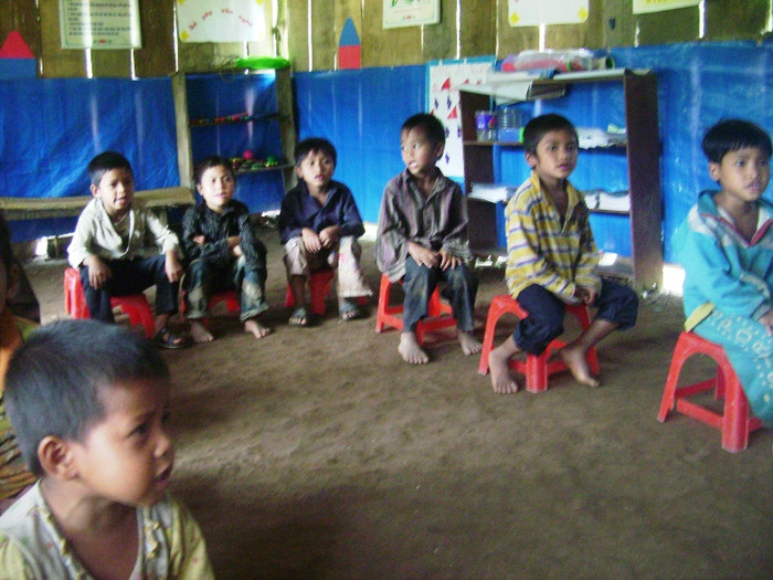 Gần như cả lớp không mấy em có dép để đi học Gần như cả lớp không mấy em có dép để đi học