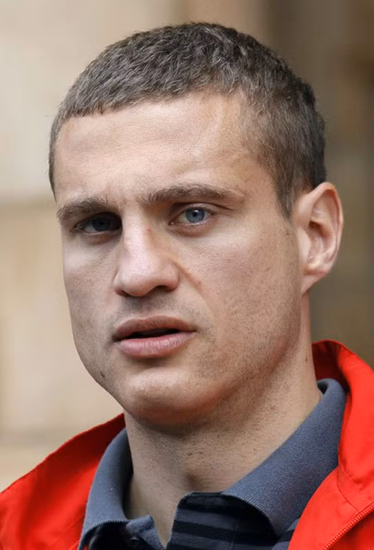 Nemanja Vidic: “Vidic, kẻ hủy diệt người Serbia”. Trong video này, kẻ ra đòn (Micah Richards) thậm chí còn bị đau hơn người bị đòn. (xem video clip)