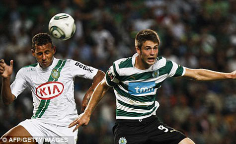 Van Wolfswinkel (phải) lọt vào radar của MU Van Wolfswinkel (phải) lọt vào radar của MU