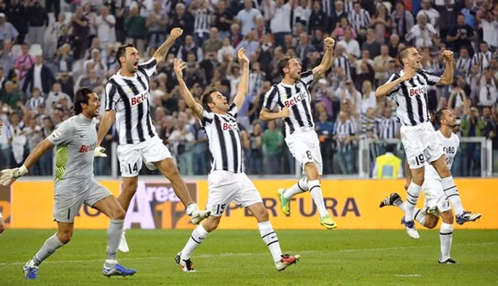 Trong lúc 2 CLB thành Milan đi xuống, đây chính là thời khắc của đội bóng sọc Trắng - Đen