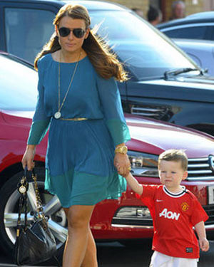 Coleen dắt cậu con Kai ra phố với chiếc áo MU