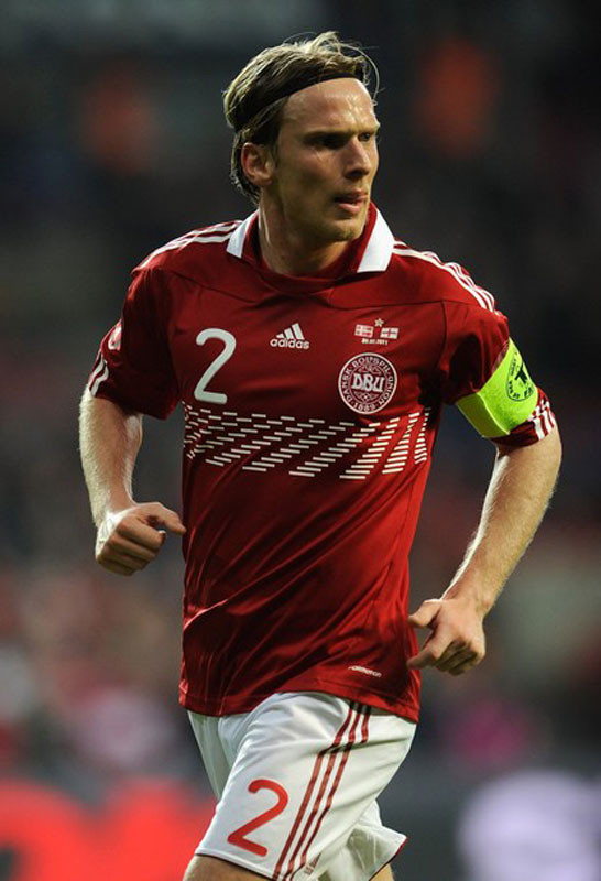 Christian Poulsen: Một kẻ gan lỳ đến độ bị giẫm lên người vẫn bám theo đối thủ được. (xem video clip)