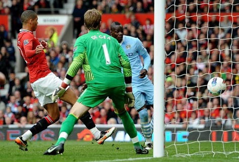 Balotelli hoàn tất cú đúp