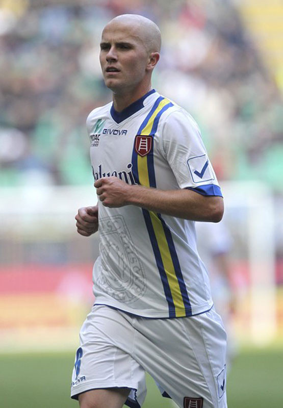 Michael Bradley: Khi còn chưa cạo trọc đầu để trông ra vẻ “anh chị”, Bradley (số 6) đã chứng minh mình là một kẻ đội trời đạp đất khi thách đánh cả đội Uruguay. (xem video clip)