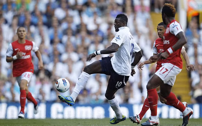 Adebayor giúp Tottenham chiếm thế áp đảo đầu hiệp 1