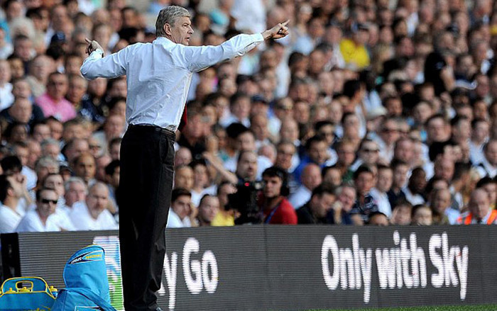 Wenger phải ra tận nơi mà chỉ đạo