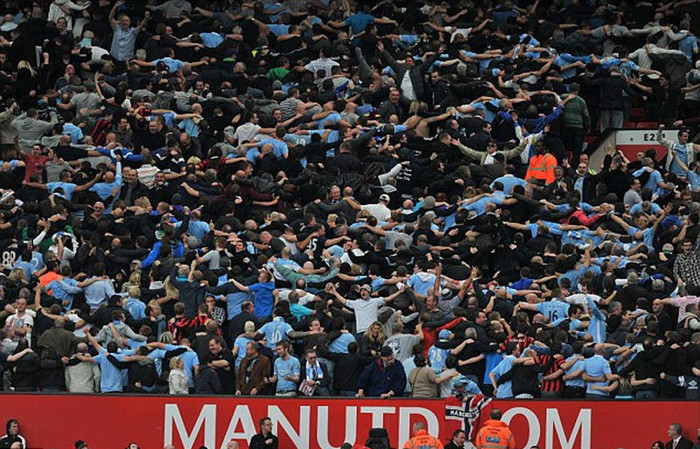 Sân Old Trafford, và các CĐV áo xanh là những người ăn mừng