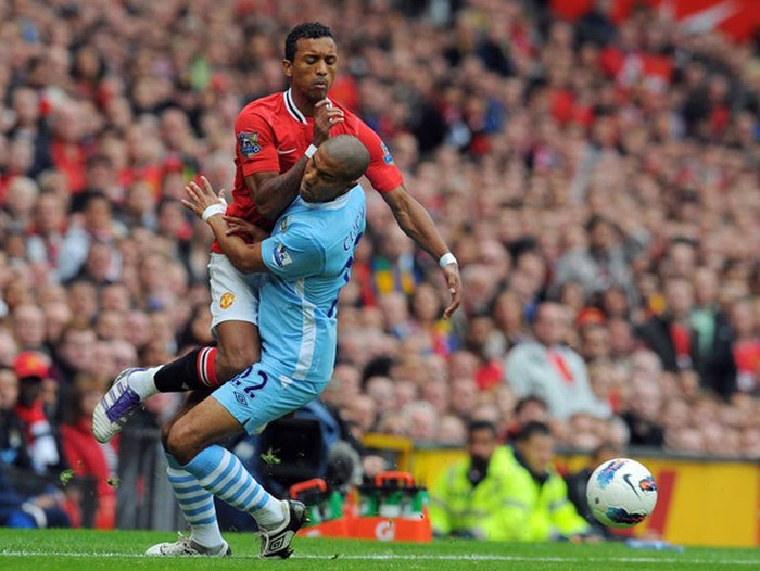 Sau 1 năm, Clichy đã thuộc bài và bắt chặt được Nani