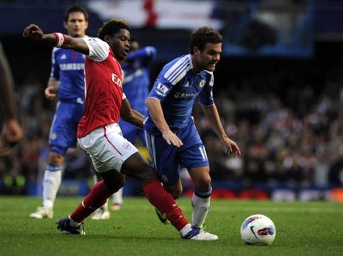 Juan Mata trong một khoảnh khắc nhanh hơn Alex Song... Juan Mata trong một khoảnh khắc nhanh hơn Alex Song...