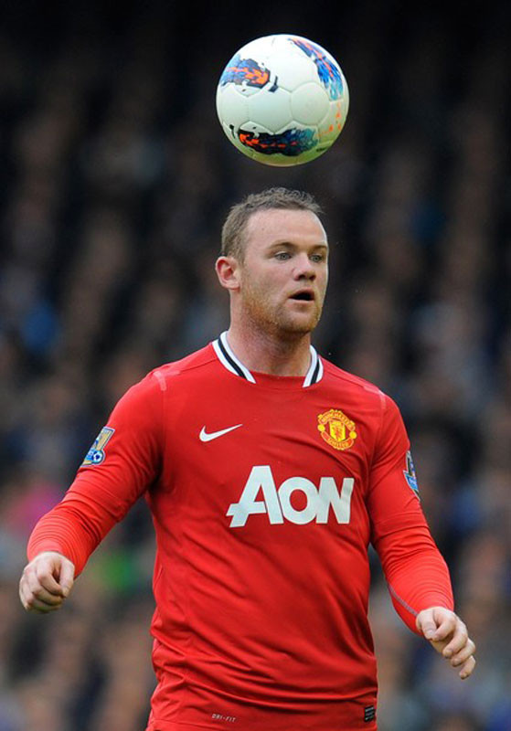 Wayne Rooney: Đầu tiên là cố giữ bóng dù bị mất thăng bằng, tiếp đến là đạp thẳng vào… của quý của đối phương, cuối cùng là xô đẩy đồng đội ở MU Ronaldo, gã Shrek chứng minh rằng anh đã sai lầm khi không theo đuổi… Việt võ đạo (!?) (xem video clip)