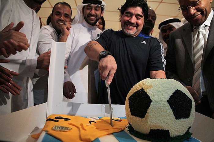 Diego Maradona cắt bánh ăn mừng sinh nhật thứ 51 của ông tại Dubai cùng các thành viên CLB Al-Wasl Diego Maradona cắt bánh ăn mừng sinh nhật thứ 51 của ông tại Dubai cùng các thành viên CLB Al-Wasl