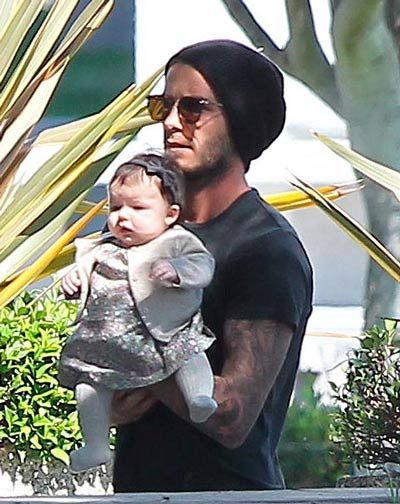 Beckham bế con gái đi làm hộ chiếu Beckham bế con gái đi làm hộ chiếu
