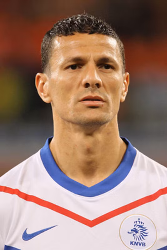 Khalid Boulahrouz: Hay còn gọi là “Khalid ăn thịt người”, kẻ đã cho Cristiano Ronaldo biết tình yêu bóng đá đích thực của mình trong video này. (xem video clip)