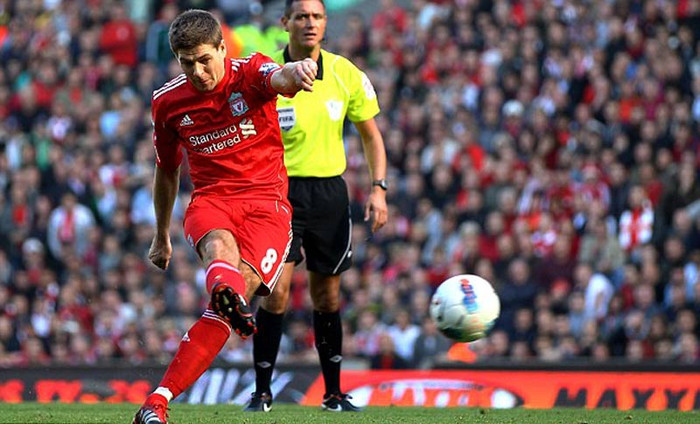 Gerrard tận dụng tốt sai lầm của Giggs để mở tỷ số Gerrard tận dụng tốt sai lầm của Giggs để mở tỷ số