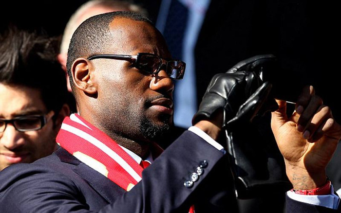 Trên khán đài, ngôi sao bóng rổ LeBron James đến để cổ vũ cho đội chủ nhà Trên khán đài, ngôi sao bóng rổ LeBron James đến để cổ vũ cho đội chủ nhà