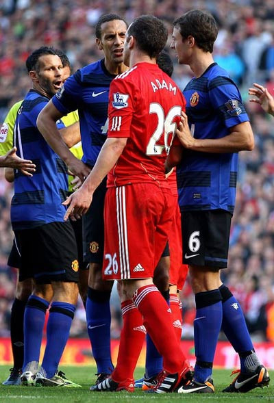 Ferdinand nghi Adam đã ăn vạ để kiếm quả phạt Ferdinand nghi Adam đã ăn vạ để kiếm quả phạt