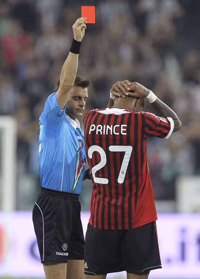 Phút 89, Kevin Prince Boateng khiến tình hình thêm tồi tệ với tấm thẻ đỏ