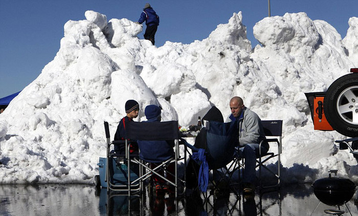 Fan bóng bầu dục uống bia ướp lạnh bên ngoài sân vận động ở New York Fan bóng bầu dục uống bia ướp lạnh bên ngoài sân vận động ở New York