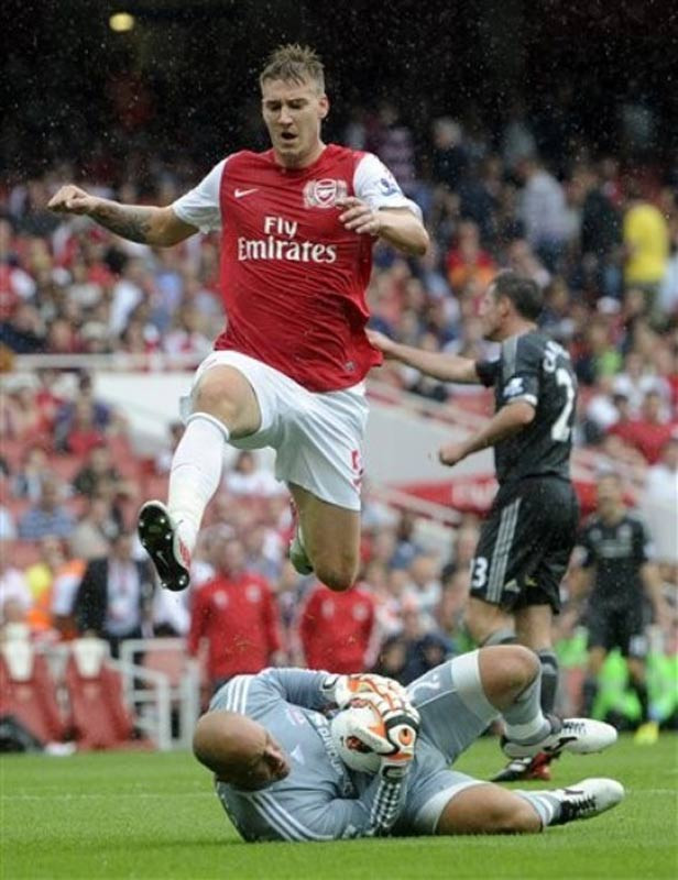 Thiếu tỉnh táo trên thị trường chuyển nhượng: Mua một tiền đạo (Bendtner) chẳng có đóng góp gì quan trọng, trong khi một thủ môn giỏi (Reina) thì rất cần nhưng không mua Thiếu tỉnh táo trên thị trường chuyển nhượng: Mua một tiền đạo (Bendtner) chẳng có đóng góp gì quan trọng, trong khi một thủ môn giỏi (Reina) thì rất cần nhưng không mua