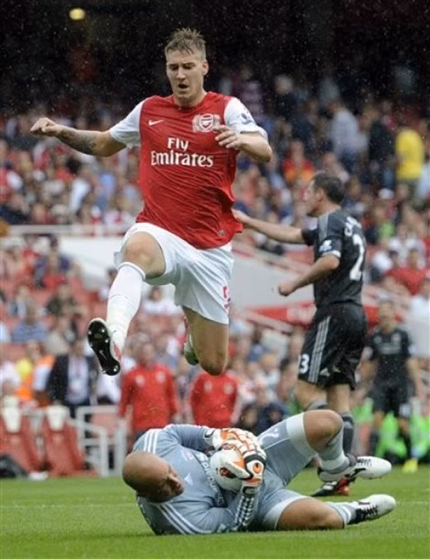 Thiếu tỉnh táo trên thị trường chuyển nhượng: Mua một tiền đạo (Bendtner) chẳng có đóng góp gì quan trọng, trong khi một thủ môn giỏi (Reina) thì rất cần nhưng không mua