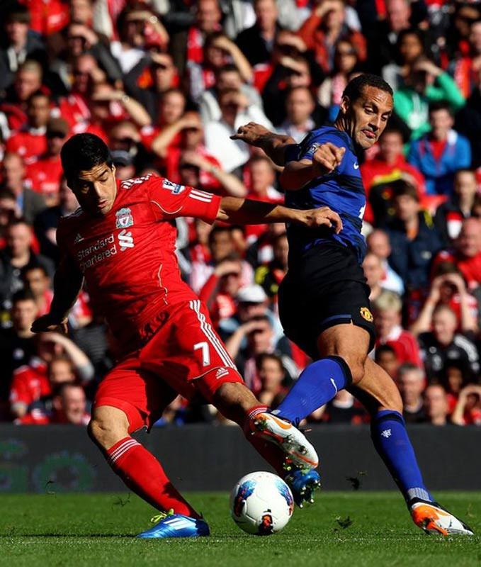 Suarez cũng chỉ có một mình như Welbeck, nhưng anh đã suýt nữa ghi bàn Suarez cũng chỉ có một mình như Welbeck, nhưng anh đã suýt nữa ghi bàn